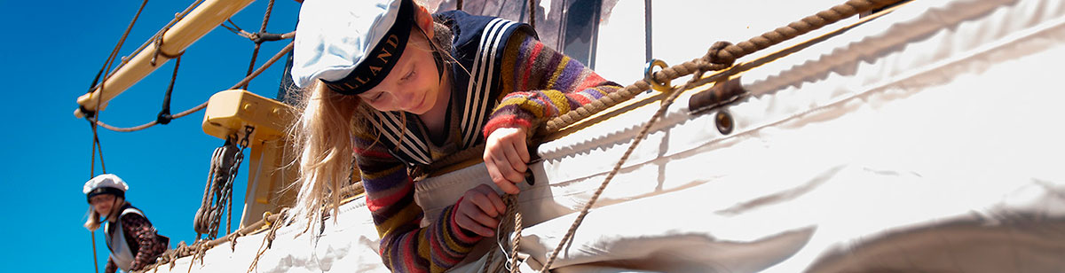 Pige med matroshat, der er på eventyr på Fregatten Jylland - der arbejdes i riggen