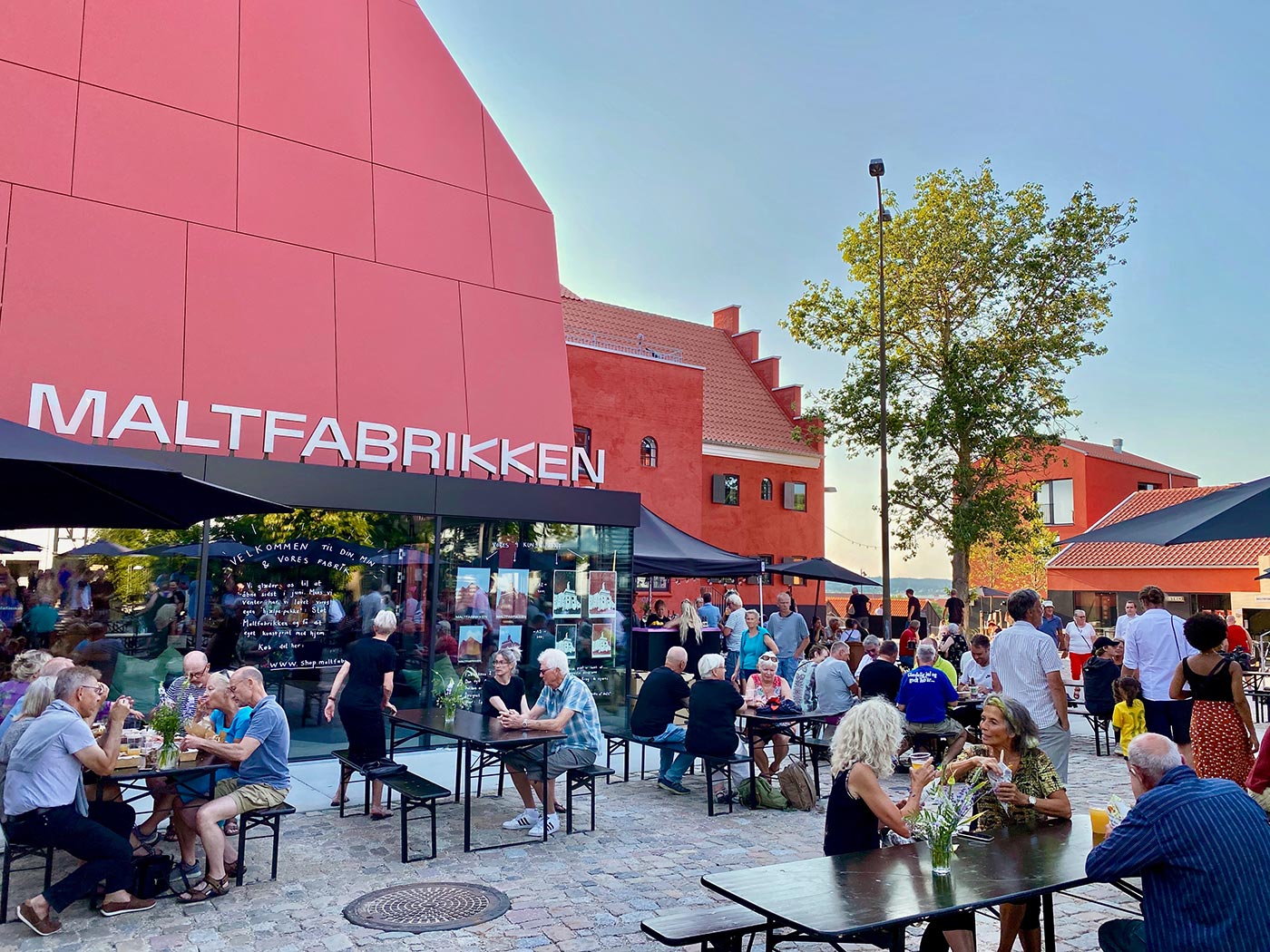 Glade mennesker, der nyder street food, øl og solskin i gården hos Maltfabrikken i Ebeltoft
